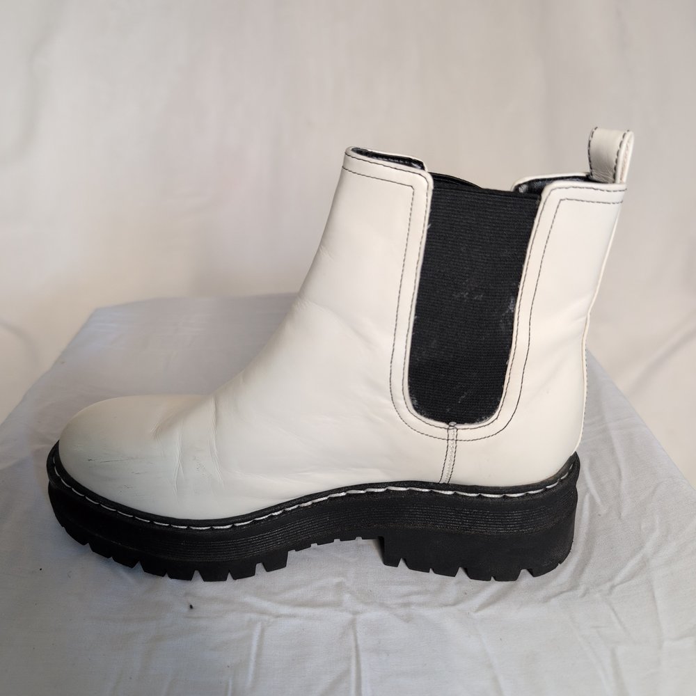 Marc Fisher White Leather Lug Chelsea Ankle Boots - Sz 7 - Picture 3 of 9
